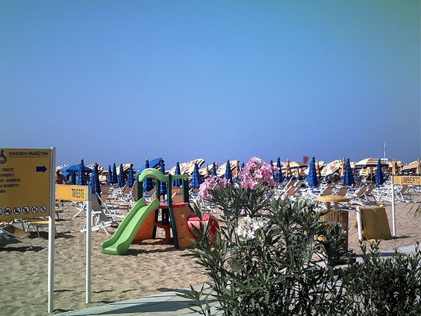 Imagen de los exteriores del Hotel Manzoni, Lido Di Jesolo. Foto 9