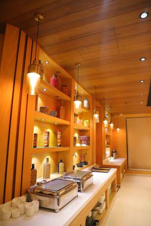Imagen del bar/restaurante del Hotel Maple Grand, Agra. Foto 3
