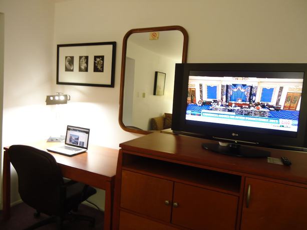 Imagen de la habitación del Hotel Maple Inn and Suites. Foto 6