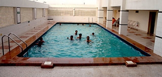 Imagen de la piscina del Hotel Mapple Abhay. Foto 6