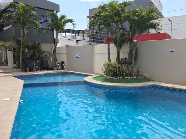 Imagen de la piscina del Hotel Mar Azul, Manta. Foto 20