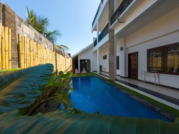 Imagen de la piscina del Hotel Mar Bella Beachfront. Foto 16
