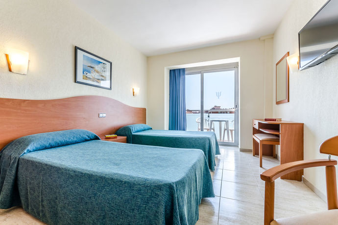 Imagen de la habitación del Hotel Mar Blau, Calella. Foto 5