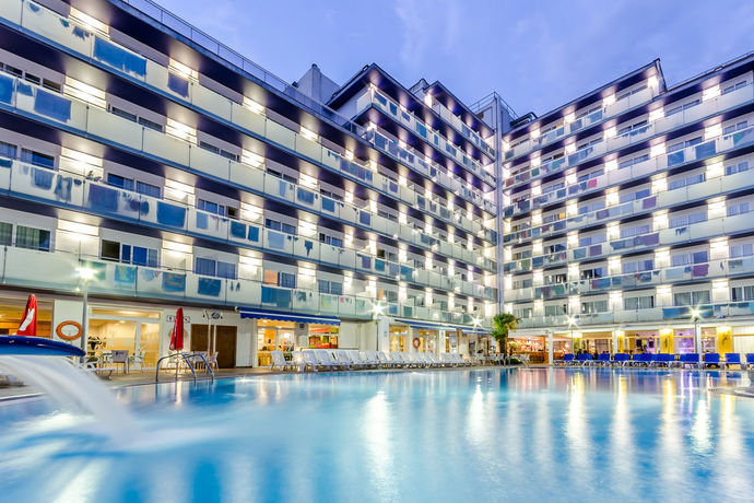 Imagen de la piscina del Hotel Mar Blau, Calella. Foto 9