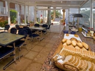 Imagen del bar/restaurante del Hotel Mar Blava. Foto 2