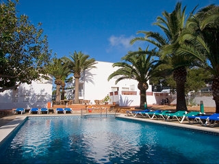 Imagen de la piscina del Hotel Mar Blava. Foto 8