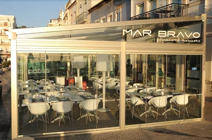 Imagen del bar/restaurante del Hotel Mar Bravo. Foto 2