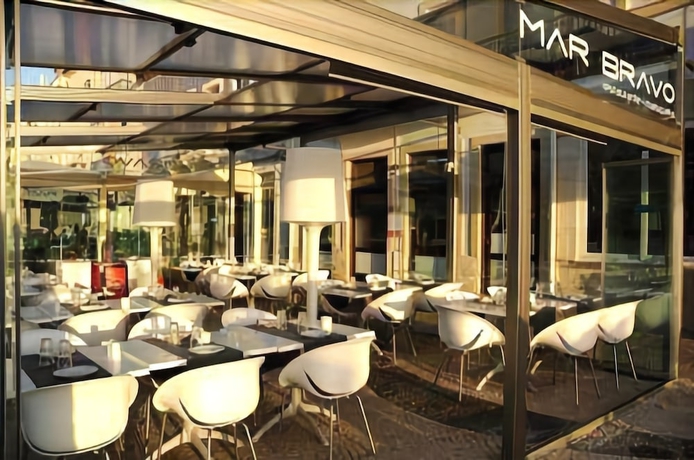 Imagen del bar/restaurante del Hotel Mar Bravo. Foto 9