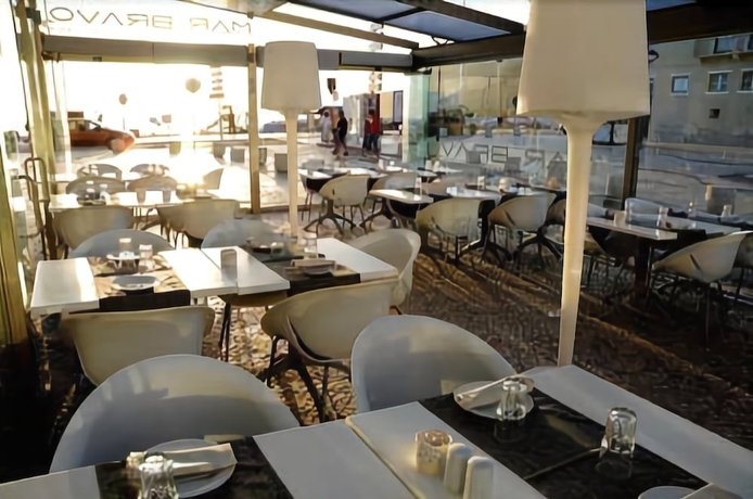 Imagen del bar/restaurante del Hotel Mar Bravo. Foto 11