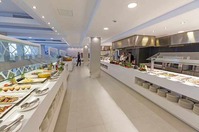 Imagen del bar/restaurante del Hotel Mar Hotels Playa De Muro Suites - All Inclusive. Foto 3