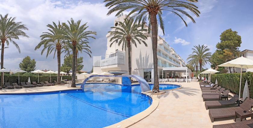 Imagen de la piscina del Hotel Mar Hotels Playa De Muro Suites - All Inclusive. Foto 11