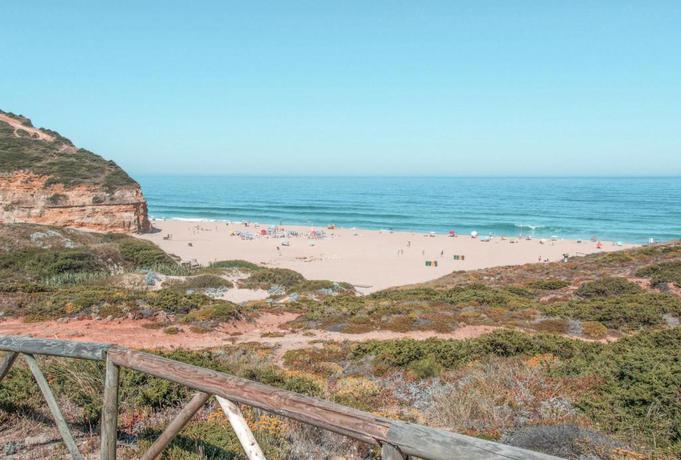 Imagen de los exteriores del Hotel Mar Puro. Foto 11
