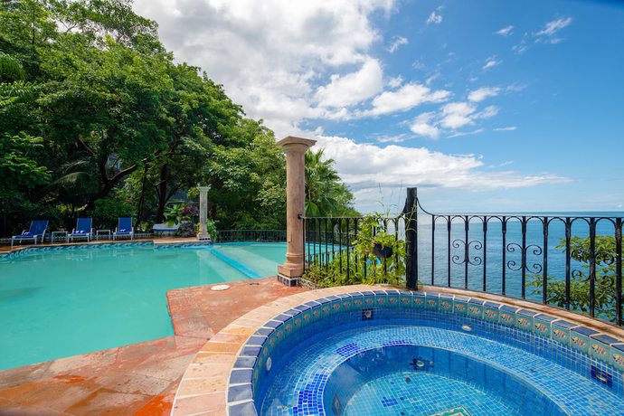 Imagen de la piscina del Hotel Mar Sereno and Suites. Foto 17