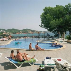 Imagen de la piscina del Hotel Mar i Pins. Foto 5