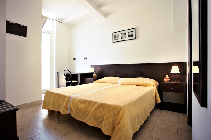 Imagen de la habitación del Hotel Marabel. Foto 10