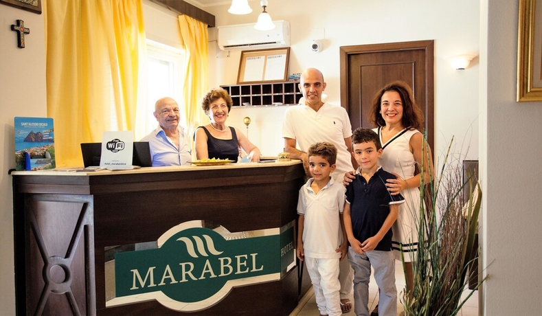 Imagen de los interiores del Hotel Marabel. Foto 17