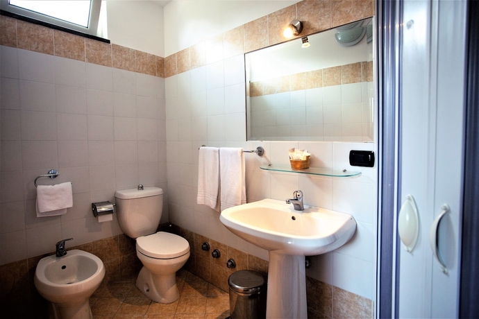 Imagen de la habitación del Hotel Marabel. Foto 16