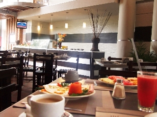 Imagen del bar/restaurante del Hotel Maracaibo Suites. Foto 2