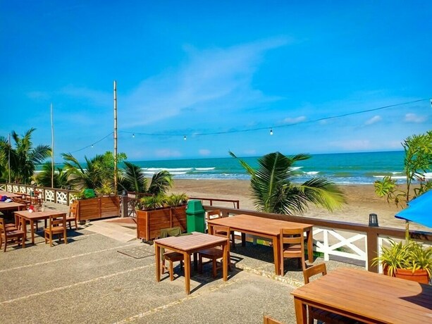 Imagen de los exteriores del Hotel Marand Beach Resort. Foto 33