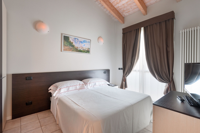 Imagen de la habitación del Hotel Maranello Village. Foto 7