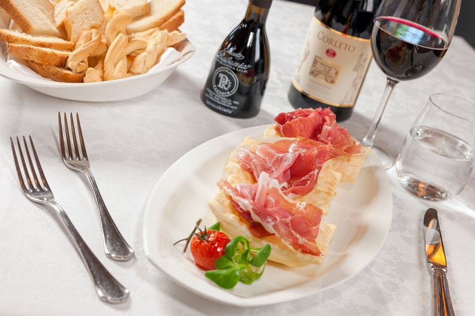 Imagen del bar/restaurante del Hotel Maranello Village. Foto 6