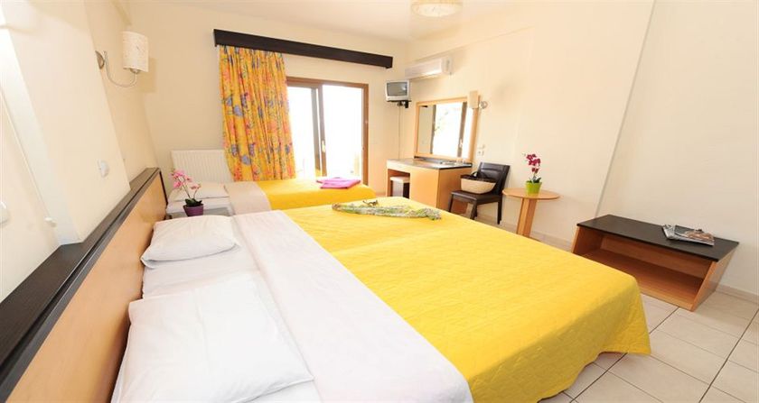 Imagen de la piscina del Hotel Maranton Beach. Foto 15