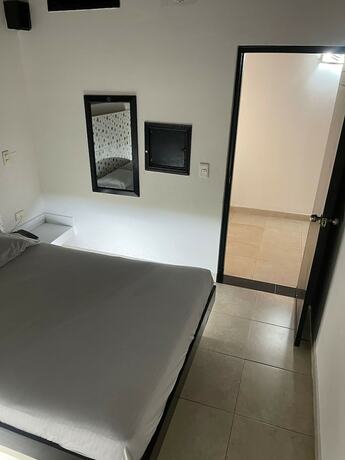 Imagen de la habitación del Hotel Marat suite. Foto 3