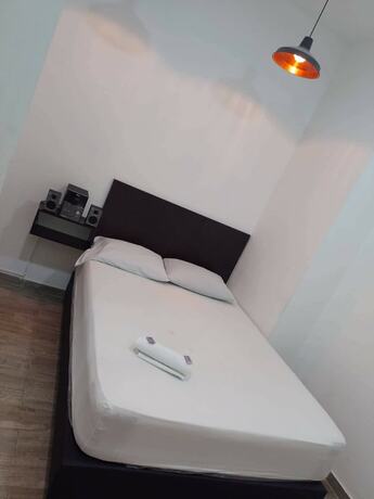 Imagen de la habitación del Hotel Marat suite. Foto 6