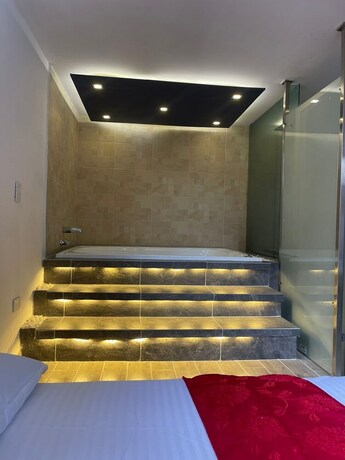 Imagen de la habitación del Hotel Marat suite. Foto 12