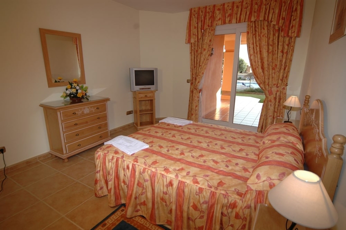 Imagen de la habitación del Hotel Marbella Beach Resort At Club Playa Real. Foto 2