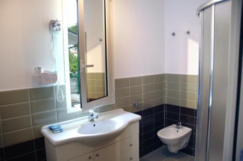 Imagen de la habitación del Hotel Marbella, Pinarella di Cervia. Foto 18