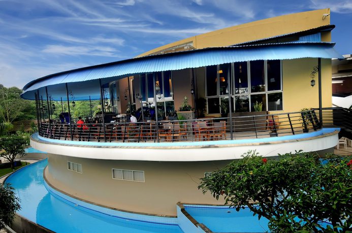 Imagen de la piscina del Hotel Marbella Suites Bandung. Foto 18