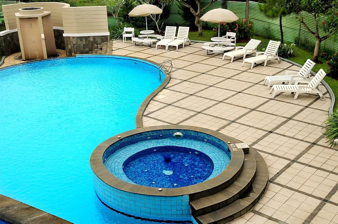 Imagen de la piscina del Hotel Marbella Suites Bandung. Foto 19