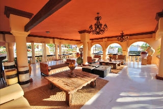 Imagen de los interiores del Hotel Marbella Suites En La Playa. Foto 2
