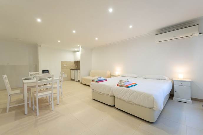 Imagen de la habitación del Hotel MarbellaCasadelMar. Foto 5