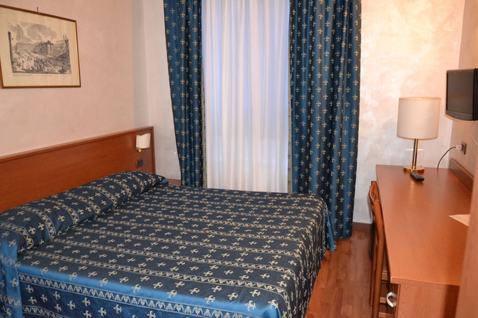 Imagen de la habitación del Hotel Marc Aurelio. Foto 12