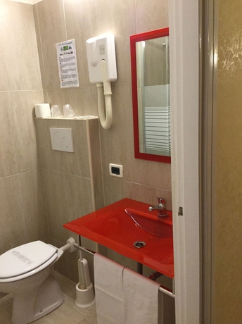 Imagen de la habitación del Hotel Marc Aurelio. Foto 13