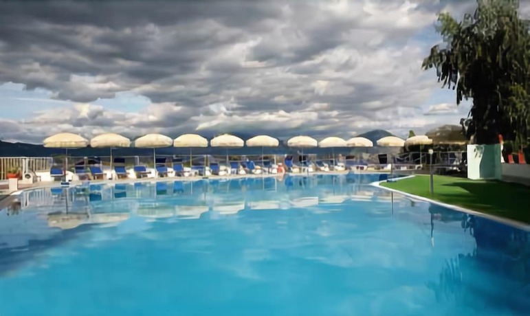 Imagen de la piscina del Hotel Marcaneto. Foto 18