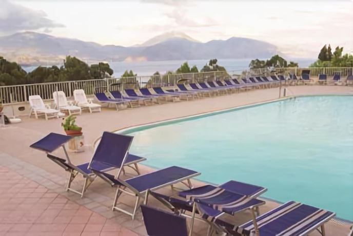 Imagen de la piscina del Hotel Marcaneto. Foto 19