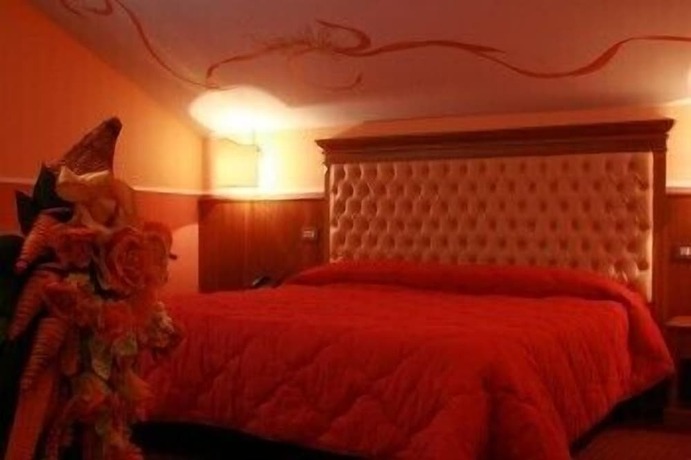 Imagen de la habitación del Hotel Marchesina Resort. Foto 17