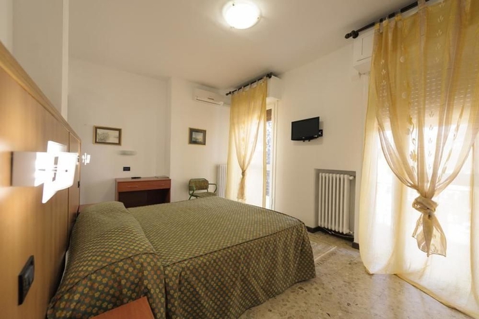 Imagen de la habitación del Hotel Marchina. Foto 9