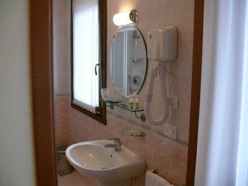 Imagen de la habitación del Hotel Marco Effe. Foto 13