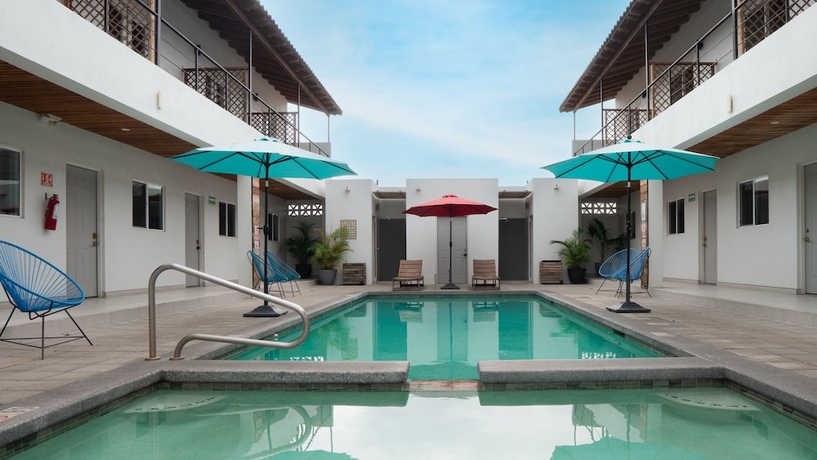 Imagen de la piscina del Hotel Marea Baja. Foto 10