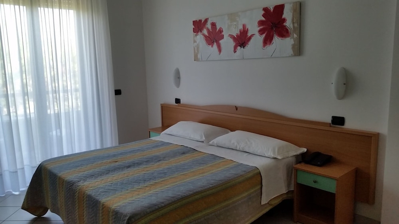 Imagen de la habitación del Hotel Marebello. Foto 8
