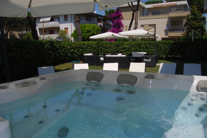 Imagen de la piscina del Hotel Marebello. Foto 15