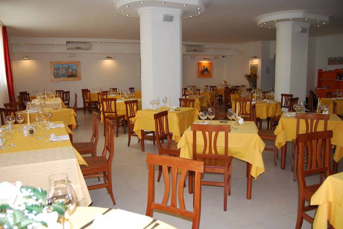 Imagen del bar/restaurante del Hotel Marechiaro, San Menaio. Foto 3