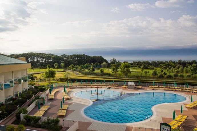 Imagen de la piscina del Hotel Maregolf. Foto 18