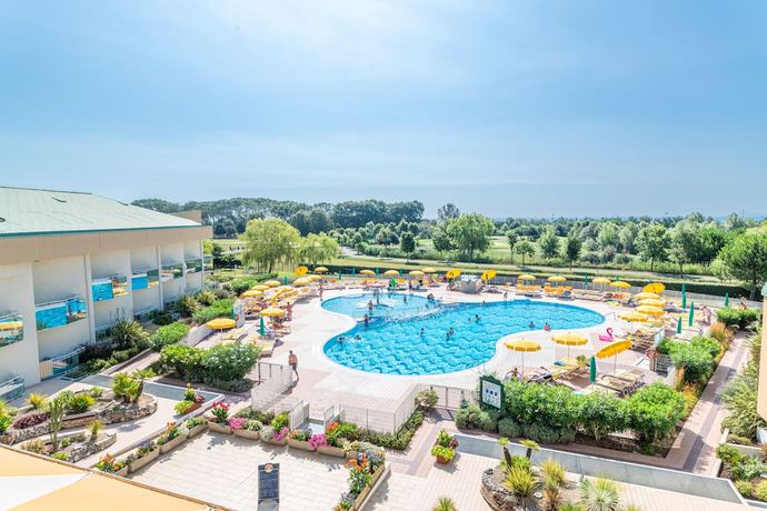 Imagen de la piscina del Hotel Maregolf. Foto 19