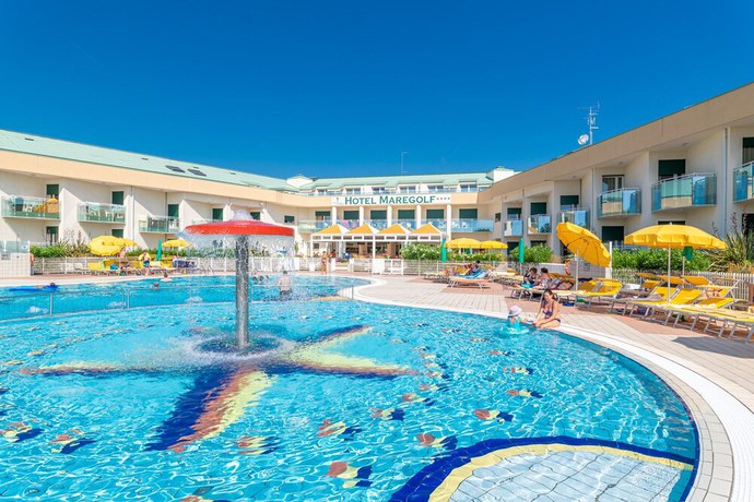 Imagen de la piscina del Hotel Maregolf. Foto 20