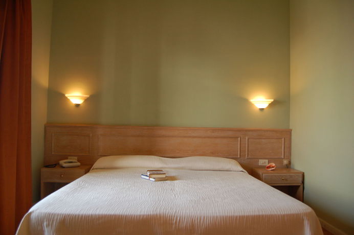 Imagen de los exteriores del Hotel Marelba. Foto 15
